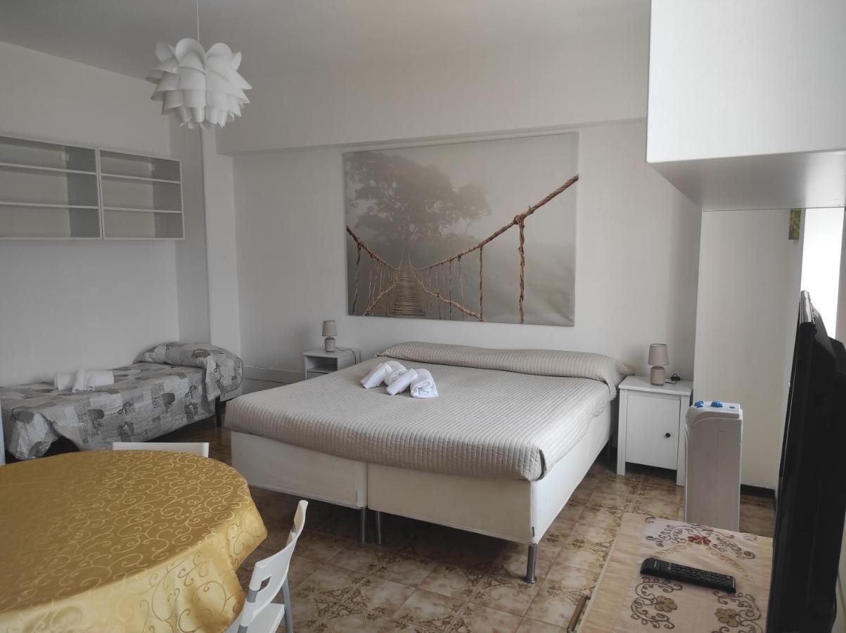 Monolocali Da Vinci Hotel Falconara Marittima Bagian luar foto