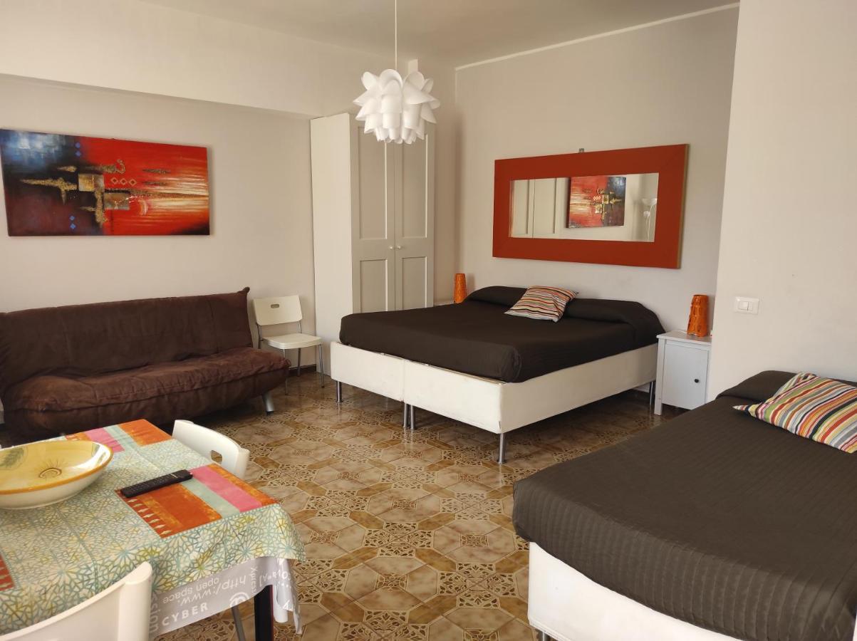 Monolocali Da Vinci Hotel Falconara Marittima Bagian luar foto