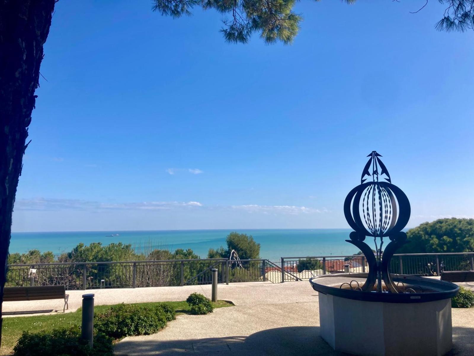 Monolocali Da Vinci Hotel Falconara Marittima Bagian luar foto