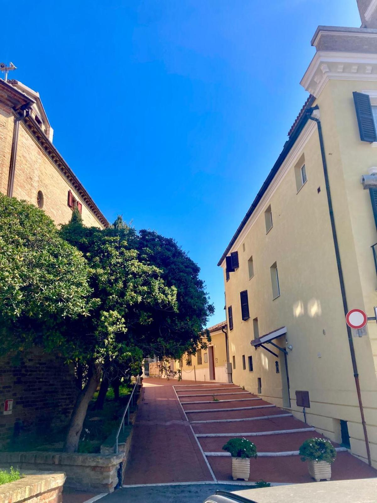 Monolocali Da Vinci Hotel Falconara Marittima Bagian luar foto