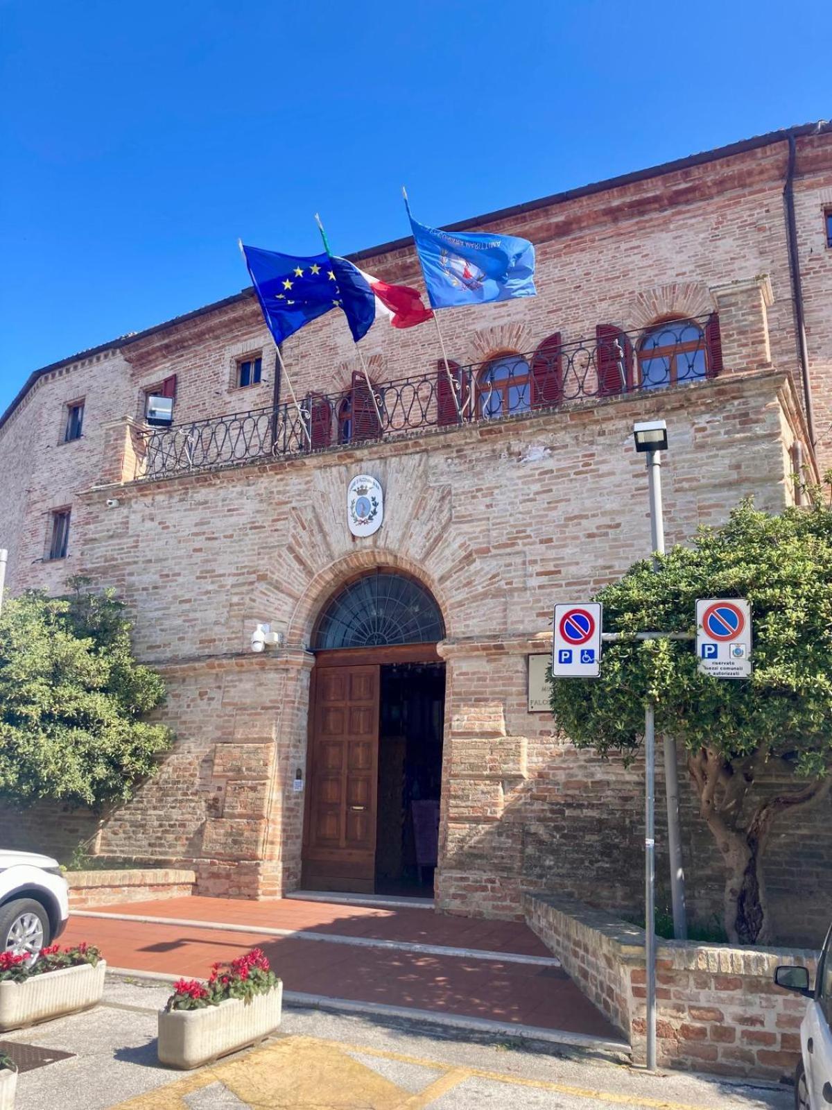 Monolocali Da Vinci Hotel Falconara Marittima Bagian luar foto