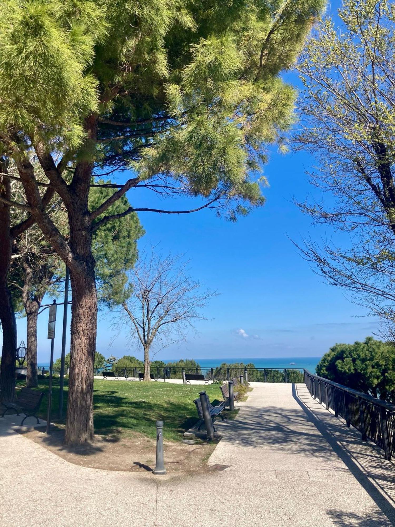 Monolocali Da Vinci Hotel Falconara Marittima Bagian luar foto